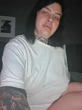 CannabisQueenn online show from April 10, 7:40 pm