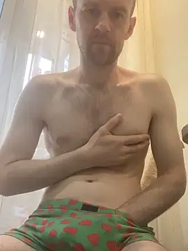 LynnAhNight online show from April 20, 3:31 am