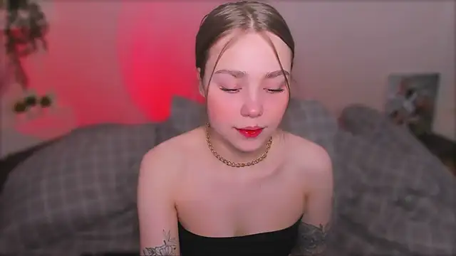 Snapshot of YourMegan chatting on April 30, 12:28 am YourMegan online show from April 30, 12:28 am
