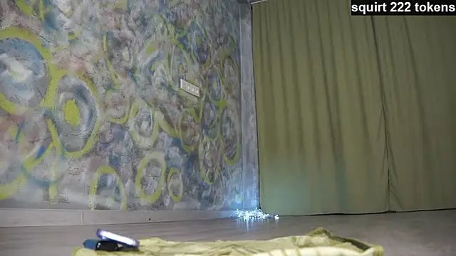 queeneliaa online show from March 1, 5:05 pm