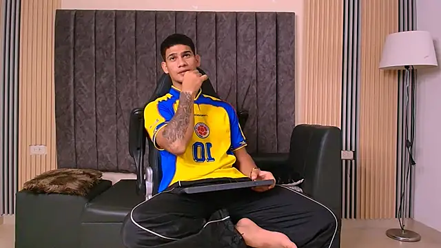 Snapshot of ANDRES_STUD chatting on July 19, 3:43 am ANDRES STUD online show from July 19, 3:43 am