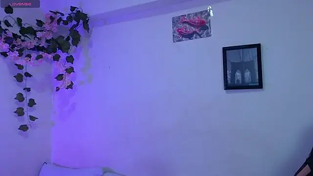 Snapshot of alaia_sweetxxx chatting on April 21, 10:12 pm alaia sweetxxx online show from April 21, 10:12 pm