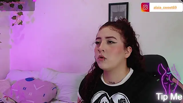 Snapshot of alaia_sweetxxx chatting on April 24, 10:45 pm alaia sweetxxx online show from April 24, 10:45 pm