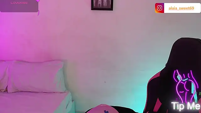 Snapshot of alaia_sweetxxx chatting on May 5, 9:56 pm alaia sweetxxx online show from May 5, 9:56 pm
