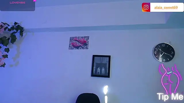 Snapshot of alaia_sweetxxx chatting on May 13, 12:13 pm alaia sweetxxx online show from May 13, 12:13 pm