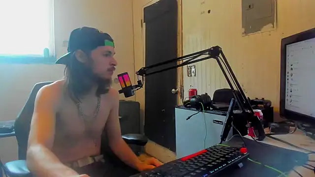 Snapshot of nuttyking2022 chatting on February 4, 6:06 pm nuttyking2022 online show from February 4, 6:06 pm