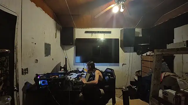 Snapshot of nuttyking2022 chatting on December 4, 8:34 am nuttyking2022 online show from December 4, 8:34 am