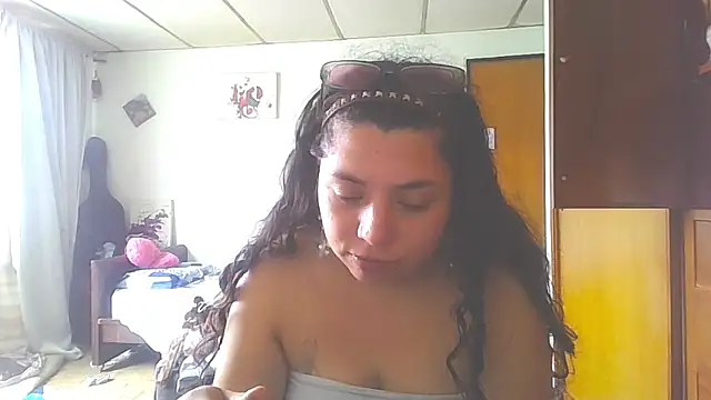 Snapshot of isabellapurple chatting on February 15, 3:42 pm isabellapurple online show from February 15, 3:42 pm