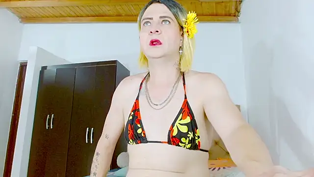 Snapshot of Dolldirtyxxx chatting on June 25, 6:51 am Dolldirtyxxx online show from June 25, 6:51 am