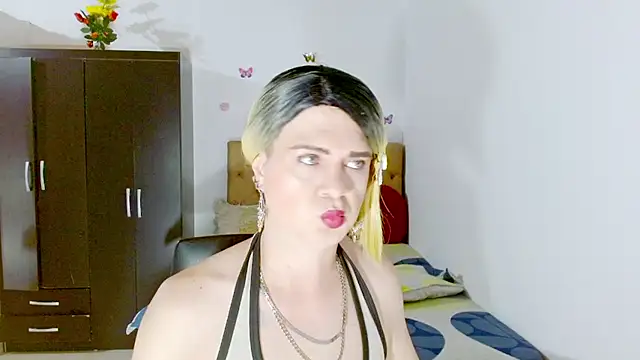 Snapshot of Dolldirtyxxx chatting on June 26, 5:45 am Dolldirtyxxx online show from June 26, 5:45 am