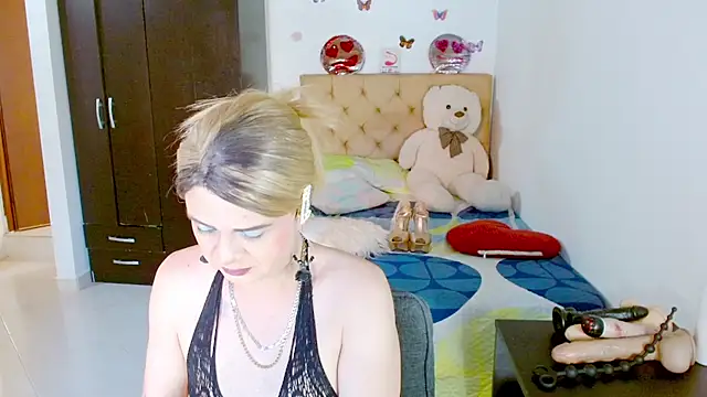Snapshot of Dolldirtyxxx chatting on June 27, 10:15 pm Dolldirtyxxx online show from June 27, 10:15 pm