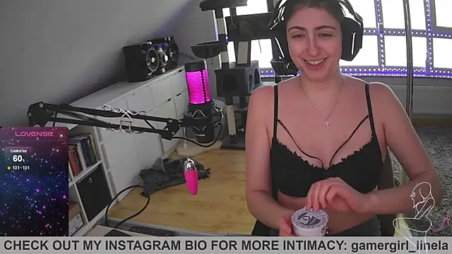 Snapshot of Gamergirl-Linela chatting on October 20, 9:43 am Gamergirl-Linela online show from October 20, 9:43 am