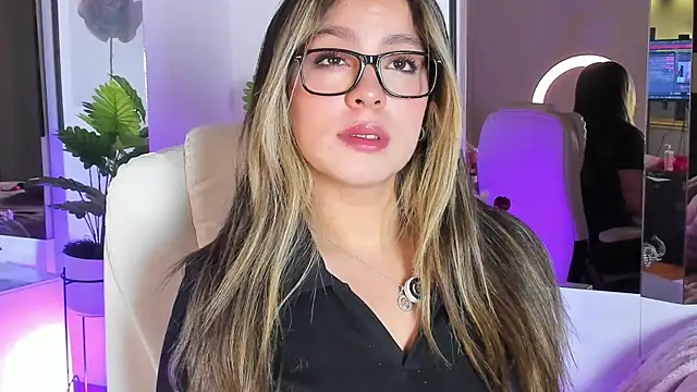 Snapshot of Cloee_Rainbow1 chatting on May 16, 11:53 am Cloee Rainbow1 online show from May 16, 11:53 am