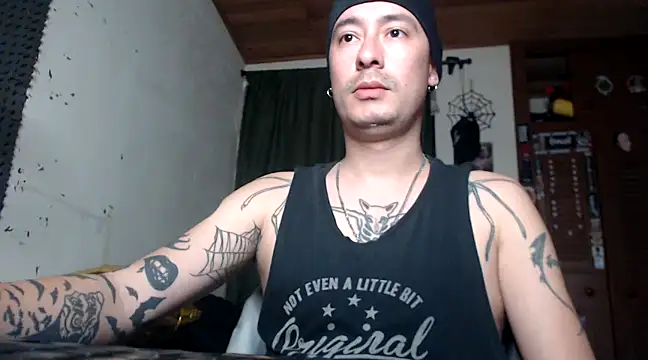 Snapshot of vampireathome chatting on February 8, 5:18 am vampireathome online show from February 8, 5:18 am