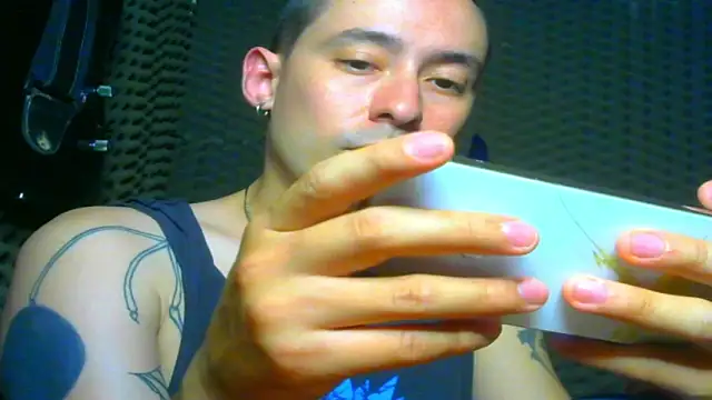 Snapshot of vampireathome chatting on March 16, 1:28 am vampireathome online show from March 16, 1:28 am