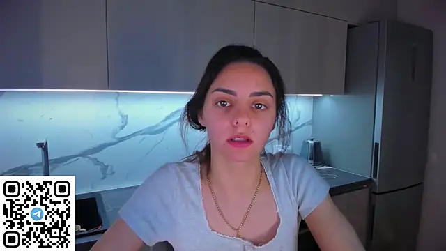 Snapshot of EmiliaZen chatting on May 31, 6:09 pm EmiliaZen online show from May 31, 6:09 pm