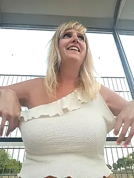 Snapshot of Sexybiene969 chatting on September 22, 4:20 pm Sexybiene969 online show from September 22, 4:20 pm