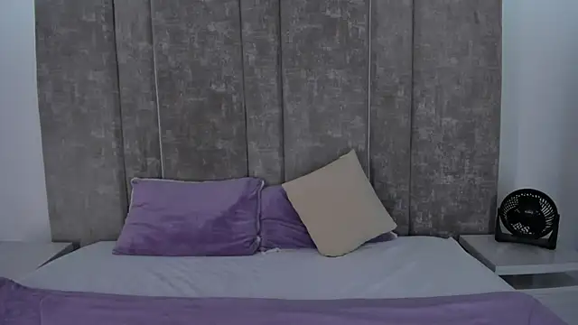 Snapshot of ValerieHyde chatting on February 21, 2:39 am ValerieHyde online show from February 21, 2:39 am