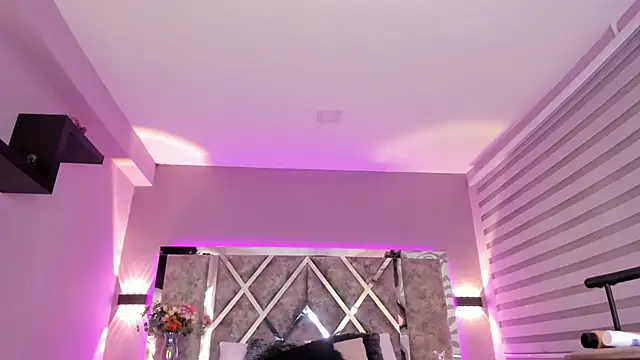 Snapshot of ValerieHyde chatting on March 8, 6:32 am ValerieHyde online show from March 8, 6:32 am