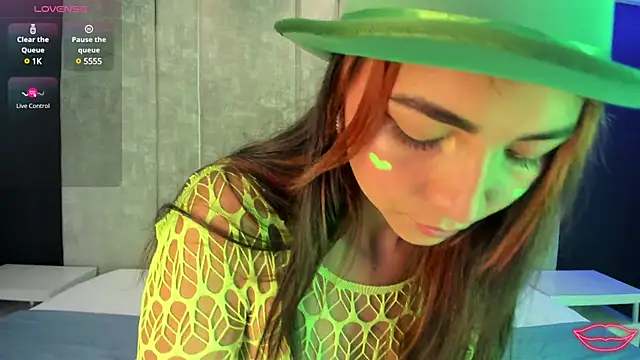 Snapshot of ValerieHyde chatting on March 18, 3:31 am ValerieHyde online show from March 18, 3:31 am