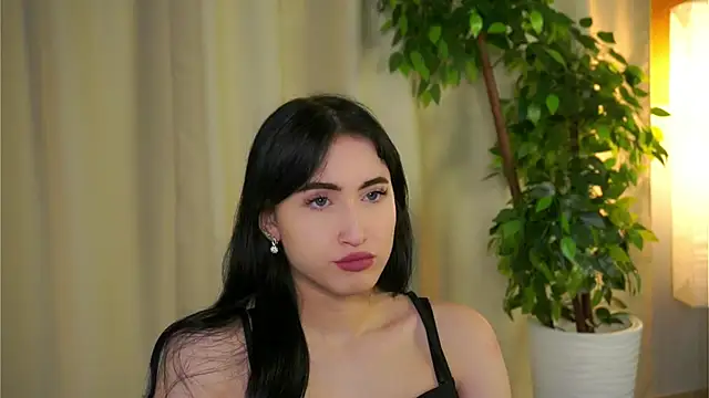 Snapshot of LynnaHandley chatting on February 17, 5:47 am LynnaHandley online show from February 17, 5:47 am