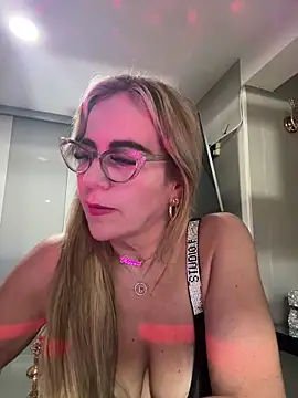 Snapshot of MISSLADYHONSON chatting on October 5, 8:12 am MISSLADYHONSON online show from October 5, 8:12 am