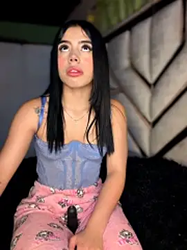 Snapshot of Laura-Khalifa chatting on May 15, 4:41 am Laura-Khalifa online show from May 15, 4:41 am