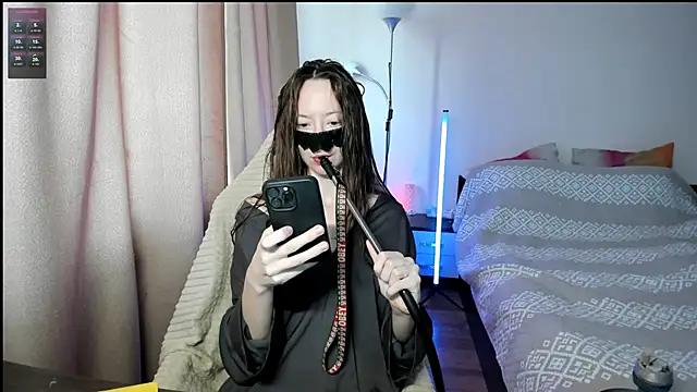 holyharlot online show from March 17, 9:33 am