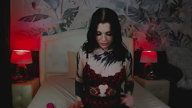 Snapshot of MaeveMoon chatting on April 23, 8:22 pm MaeveMoon online show from April 23, 8:22 pm