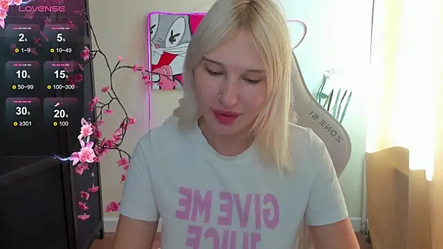 Snapshot of EvelinaLuu chatting on June 24, 1:15 am EvelinaLuu online show from June 24, 1:15 am