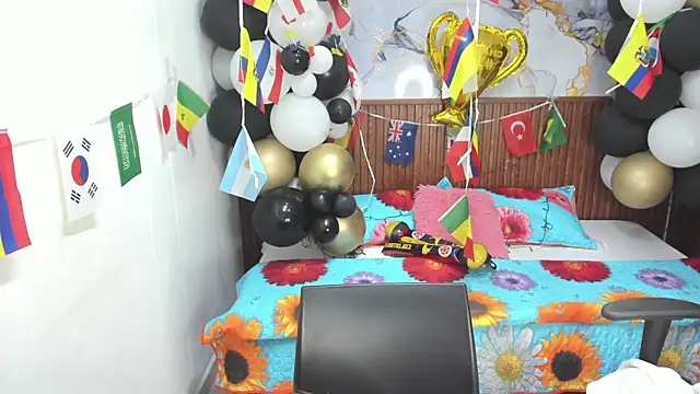 Snapshot of Holly_22 chatting on June 24, 10:58 am Holly 22 online show from June 24, 10:58 am