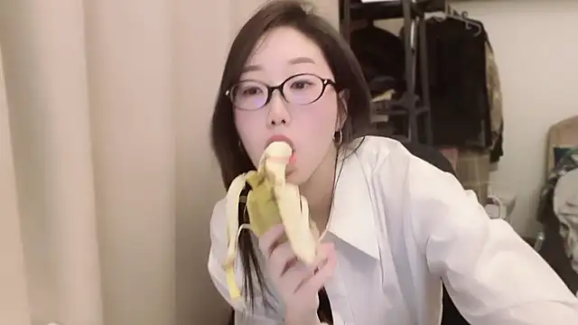 linlinnnnn online show from February 9, 3:56 pm