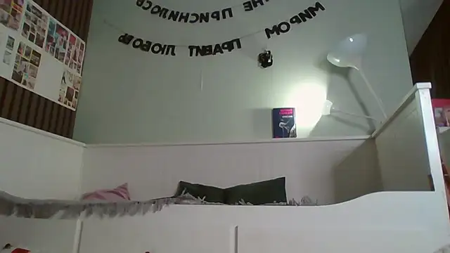 Snapshot of MollyBer chatting on May 8, 7:19 pm MollyBer online show from May 8, 7:19 pm
