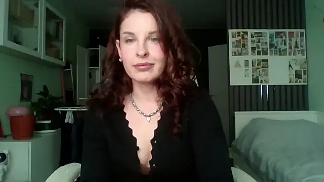 Snapshot of MollyBer chatting on June 15, 3:14 pm MollyBer online show from June 15, 3:14 pm