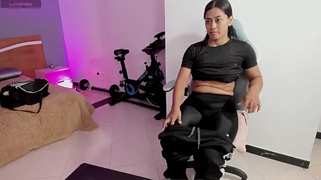 Snapshot of cristal_crossfitx chatting on May 7, 10:20 am cristal crossfitx online show from May 7, 10:20 am