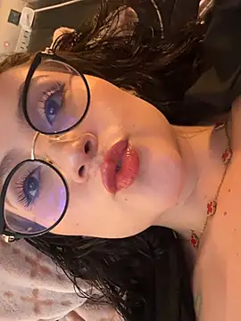 Snapshot of ValentinaOrtiz3 chatting on July 16, 10:27 pm ValentinaOrtiz3 online show from July 16, 10:27 pm