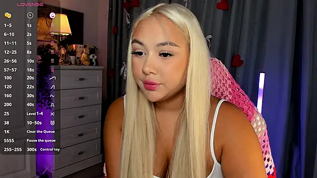 Snapshot of _Loneve__ chatting on April 8, 3:45 pm Loneve online show from April 8, 3:45 pm