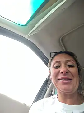 Snapshot of bossyroxy84 chatting on April 23, 5:59 pm bossyroxy84 online show from April 23, 5:59 pm
