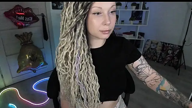 Snapshot of HoneySallyMoore chatting on July 11, 1:30 am HoneySallyMoore online show from July 11, 1:30 am