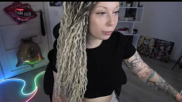 Snapshot of HoneySallyMoore chatting on July 20, 1:53 am HoneySallyMoore online show from July 20, 1:53 am