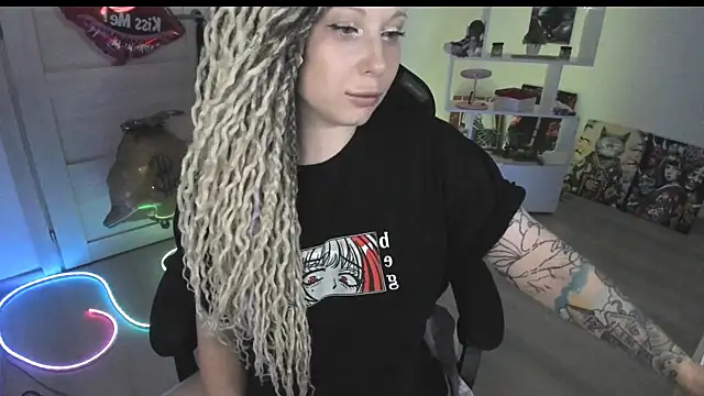Snapshot of HoneySallyMoore chatting on July 28, 7:39 pm HoneySallyMoore online show from July 28, 7:39 pm