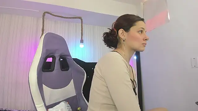 Snapshot of nicky_angel1 chatting on February 10, 6:45 pm nicky angel1 online show from February 10, 6:45 pm