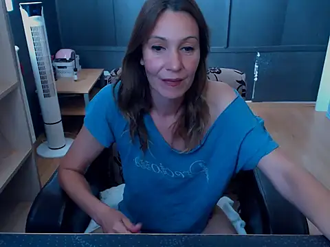 Snapshot of hannaha chatting on June 4, 11:49 am hannaha online show from June 4, 11:49 am