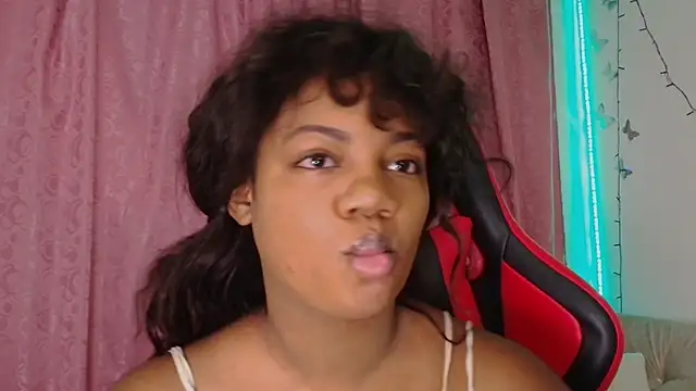 Daphnewalker   online show from December 16, 11:59 am