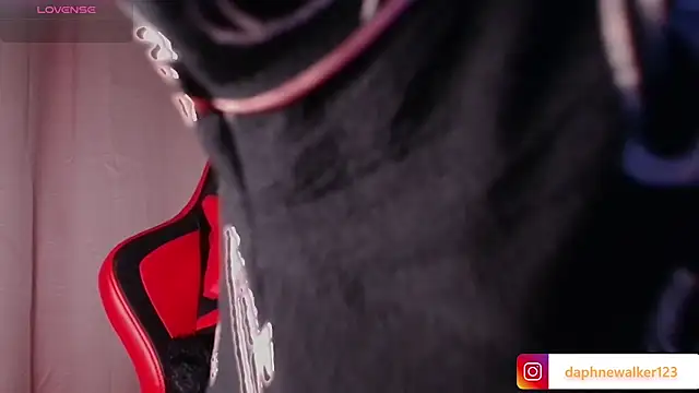 Daphnewalker   online show from February 25, 12:15 pm