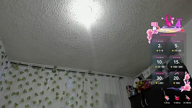 Snapshot of EmiliaRose_ chatting on June 8, 1:39 am EmiliaRose online show from June 8, 1:39 am