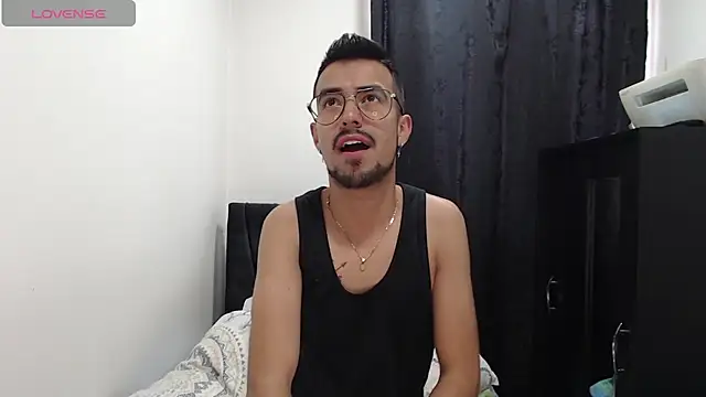 Snapshot of Demian_val chatting on March 4, 1:06 pm Demian val online show from March 4, 1:06 pm