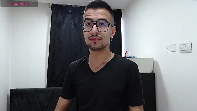 Snapshot of Demian_val chatting on February 19, 12:01 pm Demian val online show from February 19, 12:01 pm