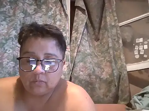 Snapshot of erinadarling79 chatting on February 16, 1:03 am erinadarling79 online show from February 16, 1:03 am