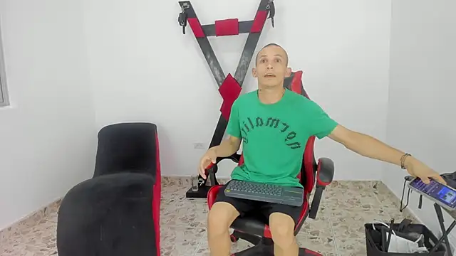 Snapshot of Isak_Millan chatting on October 14, 1:34 pm Isak Millan online show from October 14, 1:34 pm